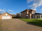 Attraktives Zweifamilienhaus mit großzügigem Grundstück