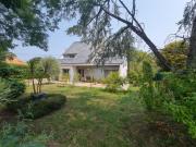 Au calme à 1 km des commerces et des commodités du centre b.