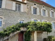 Au centre de Montbard, une maison de ville du 18e s ses...