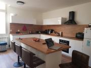 Au centre, maison en pierre rénovée avec garage 127m²...