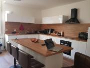 Au centre, maison en pierre rénovée avec garage