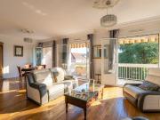 Au coeur du 8e arrondissement, dernier étage avec...