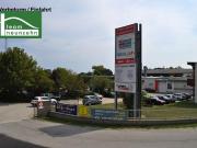 Auffällige und weit sichtbare Werbefläche auf Werbeturm...