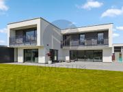 Ausgezeichnete zeitgenössische Villa mit Terrasse und Garten