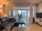 Außergewöhnliches, nahezu vollmöbliertes Einfamilienhaus...