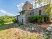 Autentica casa situata in un piccolo borgo tra Todi e il...
