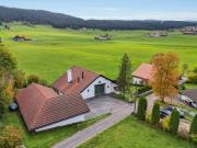 Authentisches Neuenburger Bauernhaus am Rande von Feldern