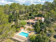 Aux abords de Flayosc, sur plus de 2 ha en restanques,...