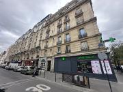 AUX PIEDS DU METRO LOUIS BLANC