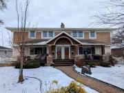 Available 2/1 Prime location updated 3bdrm 2bath duplex...