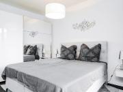 Awesome 2 bedroom apartment with canal view in...