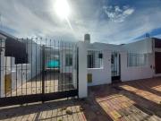 B° Los Platanos: Casa de 2 dormitorios Escritorio, C/...