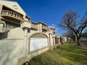 la bella vie bachelor unit for sale!