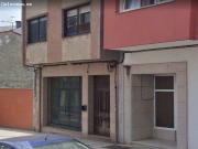 Bajo comercial a pocos metros del concello de Carballo