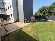 BAJO CON JARDÍN DE TRES HABITACIONES, GARAJE Y TRASTERO...