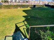 Bajo en primera línea de play con 400 m2 de jardín en...
