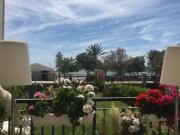 Bajos con jardín frente al mar