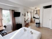 Balcony Studio Flat SW10 Has a Place