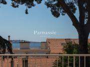 Appartement traversant rénové avec balcon, parking et...