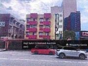 bangunan empat tingkat dengan lima unit kedai di tingkat...