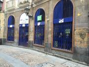 Bar De Día A La Entrada De a Calle Somera Con 4...