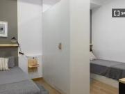 ¡Recién llegado! Cama en habitación compartida en piso...