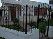 Barrio Jardin casa tres dormitorios con patio y cochera