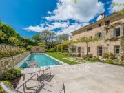 Bastide en pierre du 18ème siècle à pied du village de...