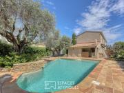 Bastide moderne avec jardin et piscine