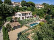 Bastide provençale contemporaine avec vue dégagée à pied...