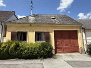 Bauernhaus mit grünem Gartenidyll und Naturpool