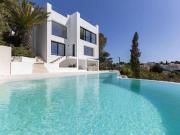 Bañada por la luz del sur y enmarcada por un azul...