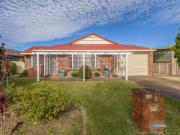 5 Mins to Paradise Point Great Opportunity!
