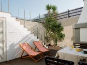 Beach house with terrace 40min from Lisbon