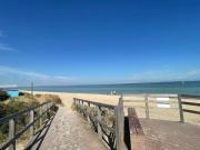 BEACH LIFESTYLE WITH AMAZING BAY VIEWS!