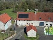 Beau bâti en pierres, dans un hameau, avec allée privée...