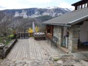 Beau chalet ensoleillé avec jardin fleuri
