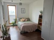 Beaut 2 bed flat with balcony up in the trees