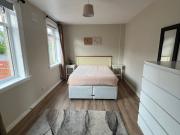 Beautiful 3 bed flat with garden and parking