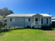 Beautiful 3 Bedroom Home, Close to ferries, shop etc