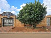 beautiful 3 bedroom house on the mar.