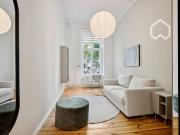 Beautiful, bright apartment in prime Kollwitzstrasse...