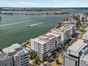 Beautiful Harbourside Apartment in Honeysuckle with...