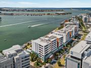 Beautiful Harbourside Apartment in Honeysuckle with...