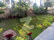 2 kanal excellent house beautiful green lawn top...