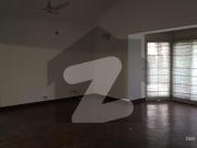 Beautiful house in main cantt for rent cantt