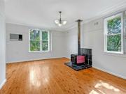 Beautiful House + Retreat in a convenient location!