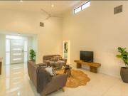 BEAUTIFUL LARGE HOME IN GLENELLA