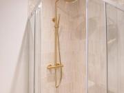 Beautiful new flat surrounded by shops, just a few...