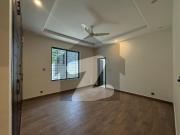 Excellent house ideal location 6 bed rooms modren...